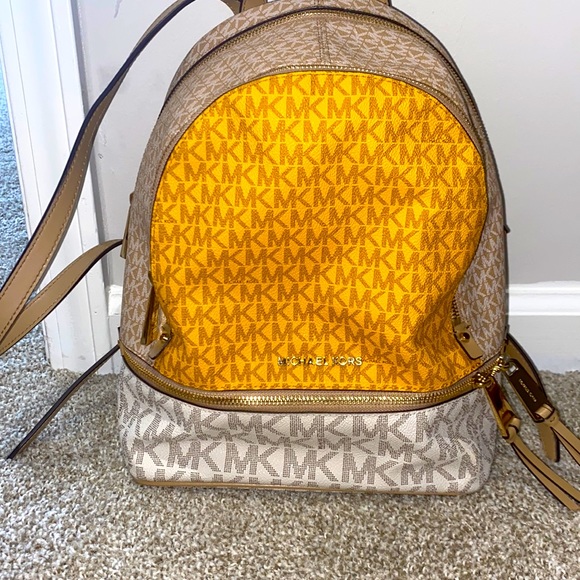 Brand new Micheal kors book bag not scratches or wear only wore twice